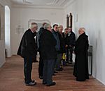 Gebannt lauschen die Teilnehmer den Ausführungen von Pater Maurus
