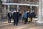 Die Gruppe lässt sich durch Pater Maurus in die Geheimnisse der Stiftsbibliothek einführen