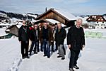 Unsere Gruppe wandert auf den verschneiten Wegen