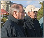 Trotz Kälte hören die Wanderer interessiert den Ausführungen von Herrn Hofmann zu
